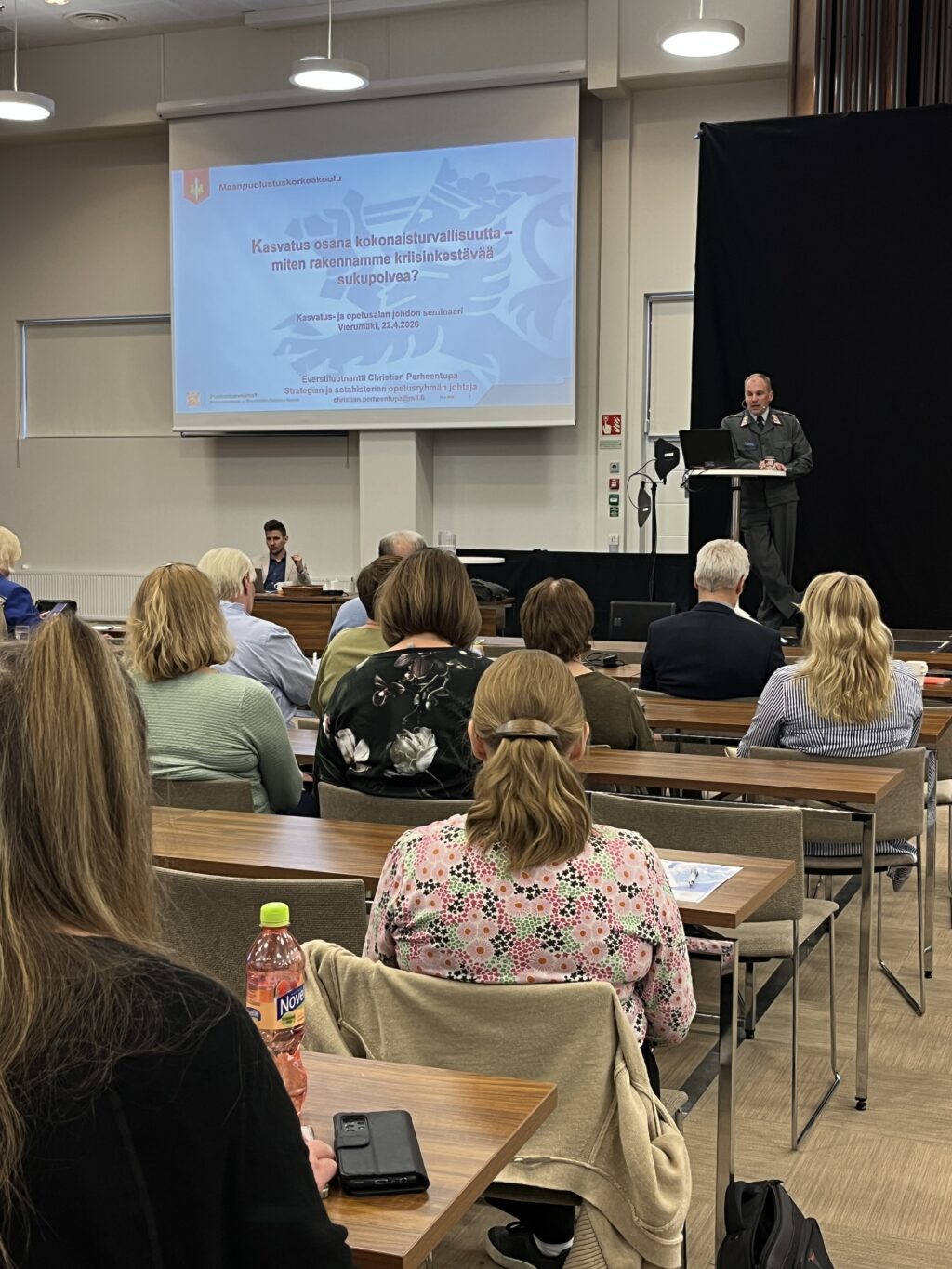 Christian Perheentupa puhumassa.