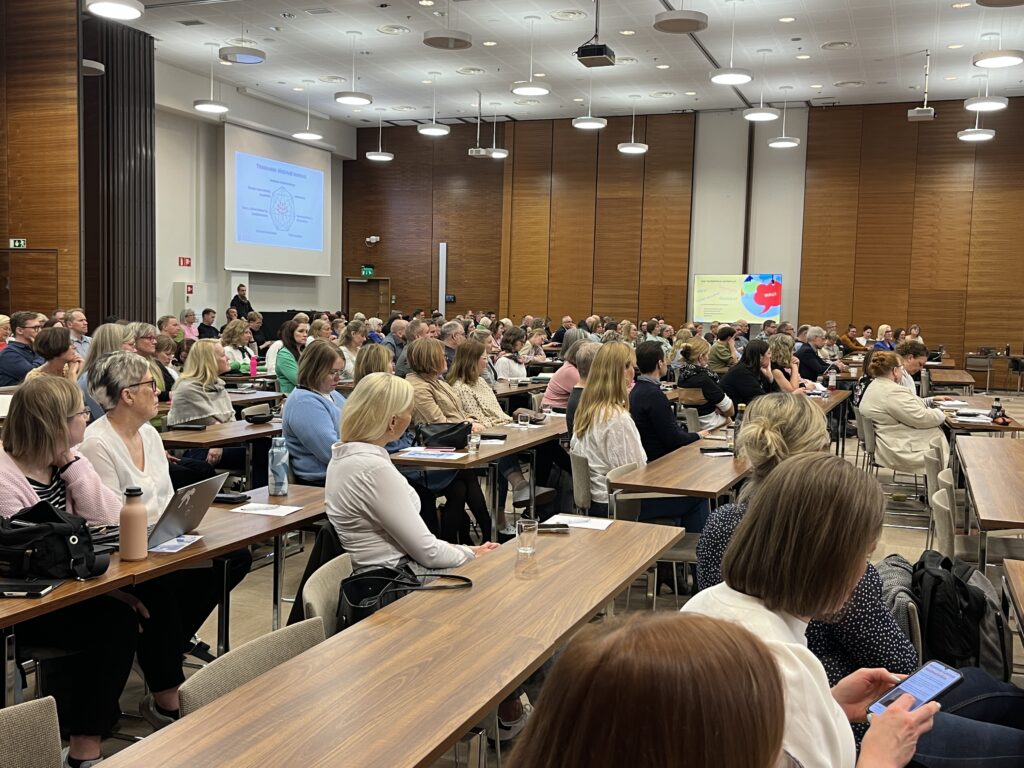 Yleisöä luentosalissa